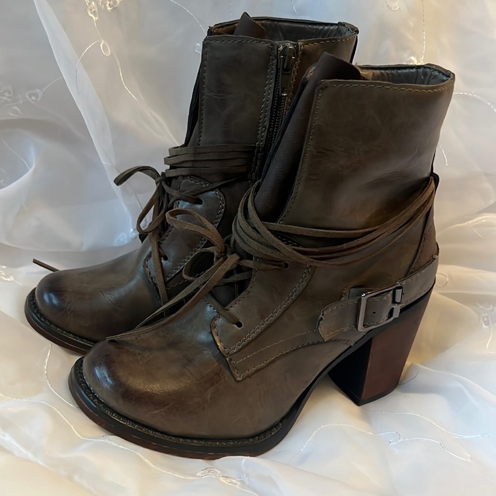Pierre Dumas Booties Sz6